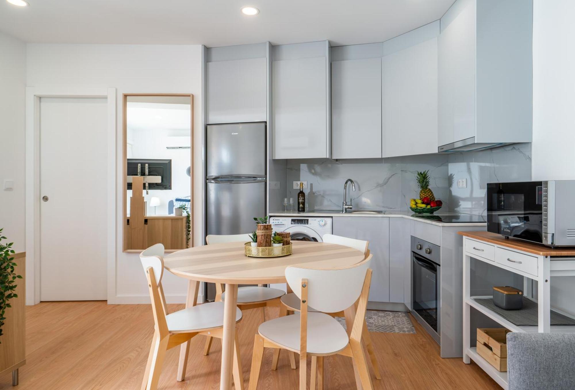Host Wise - Comfy Sunny Flat - Prime Location