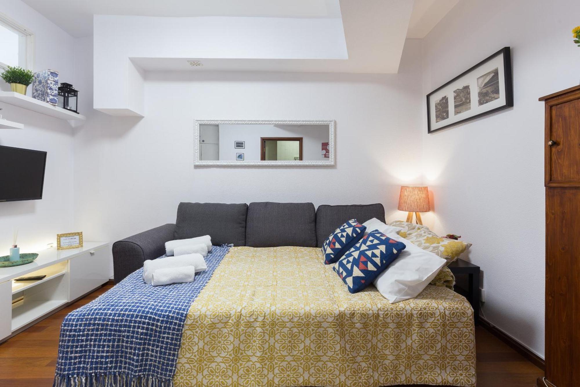 Host Wise - Comfy Bright Flats With Netflix