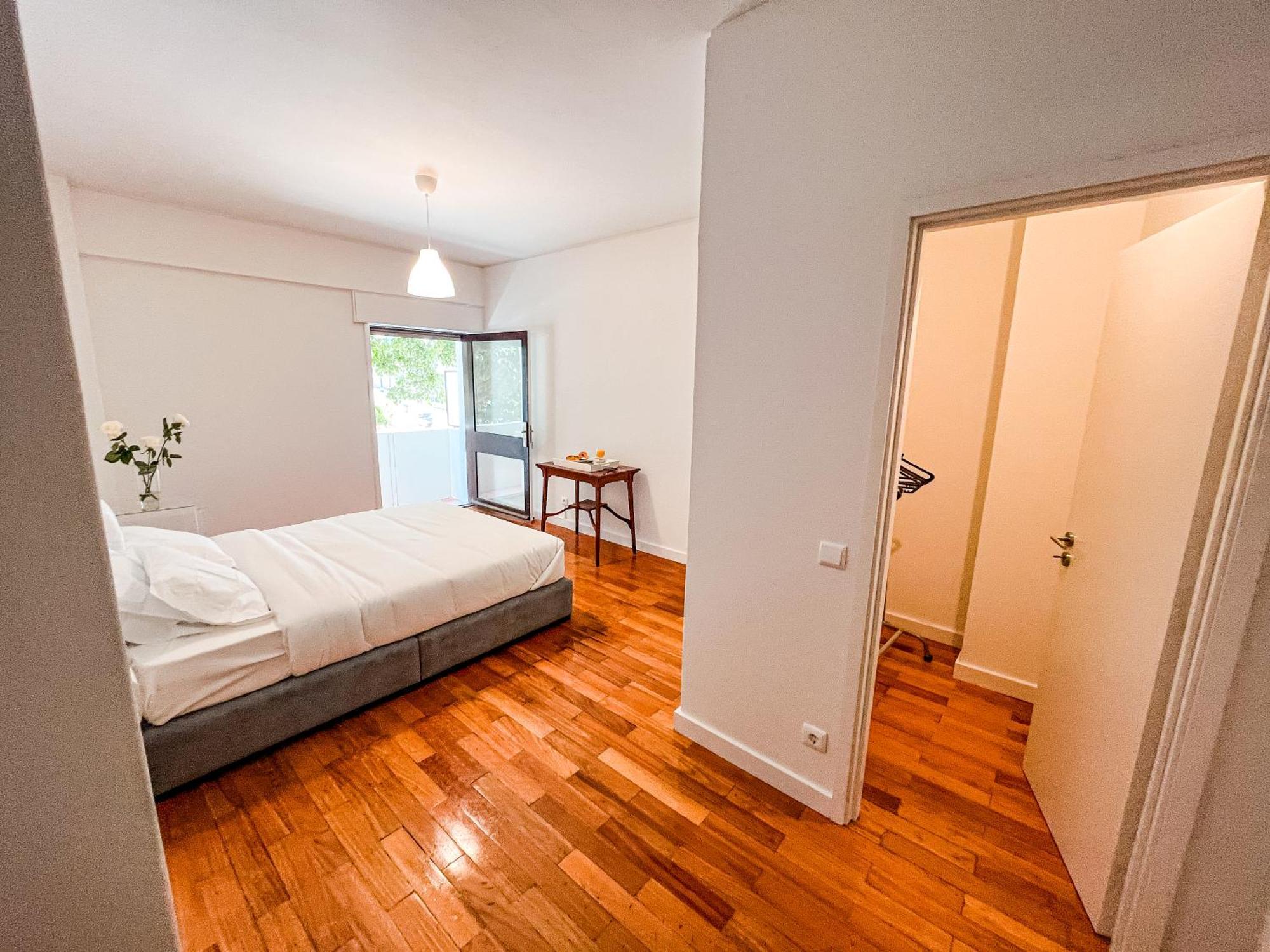 Spacious, Luxurious, And Charming In Premium Location With Parking *
