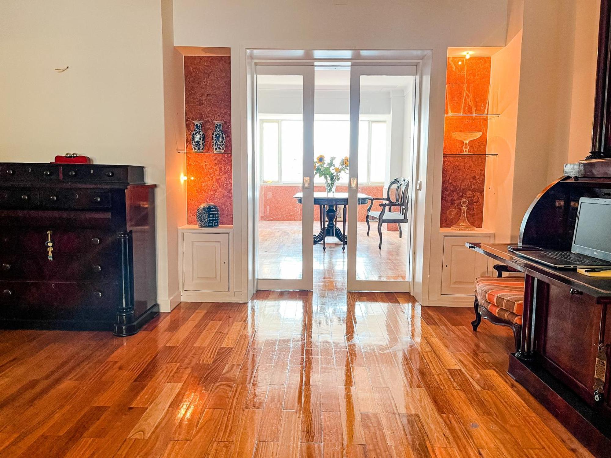 Apartment Spacious, Luxurious, And Charming In Premium Location With Parking *