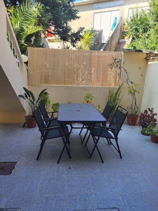 Roomy & Patio - 2 Bedroom Flat Apartment
