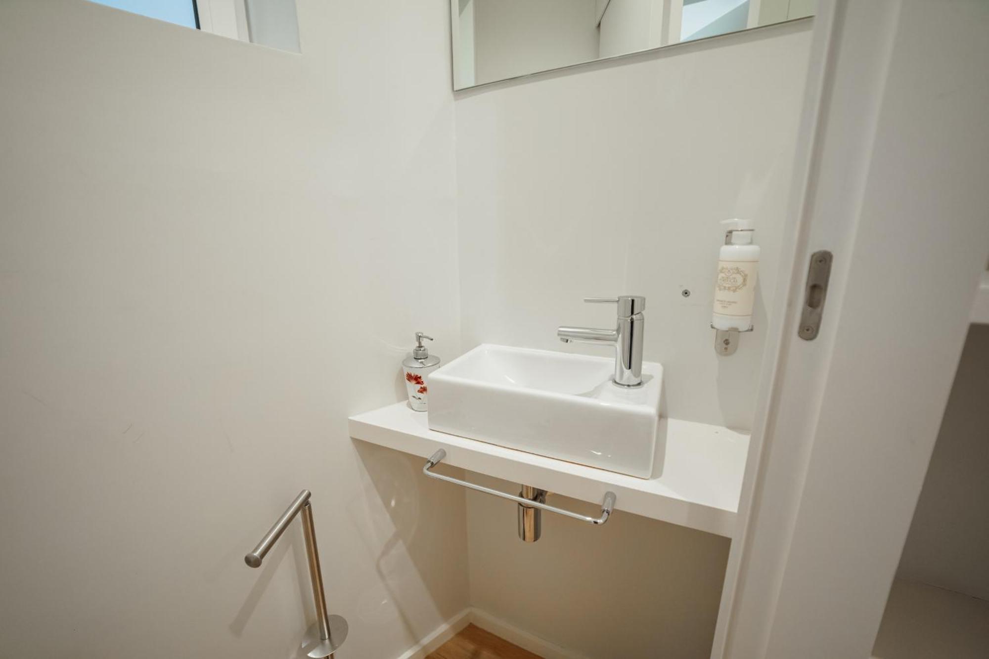Downtown Elegant By Hosty Apartment