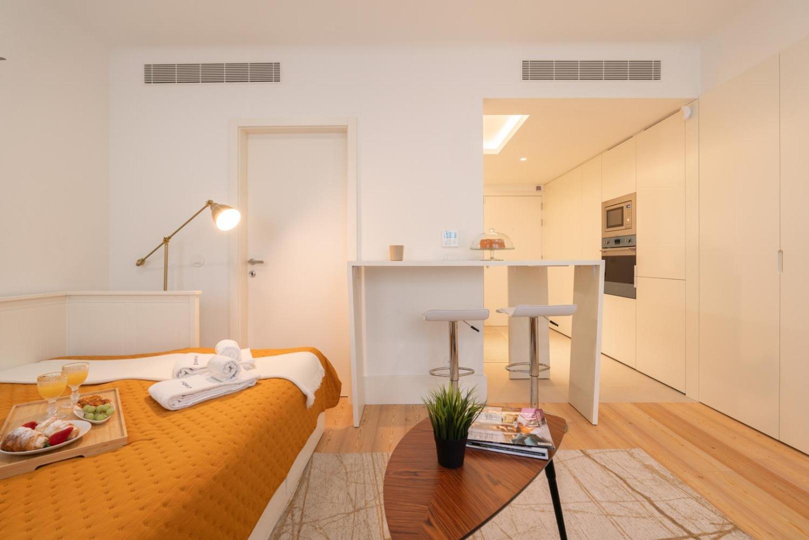 Hostwise - Stylish & Bright