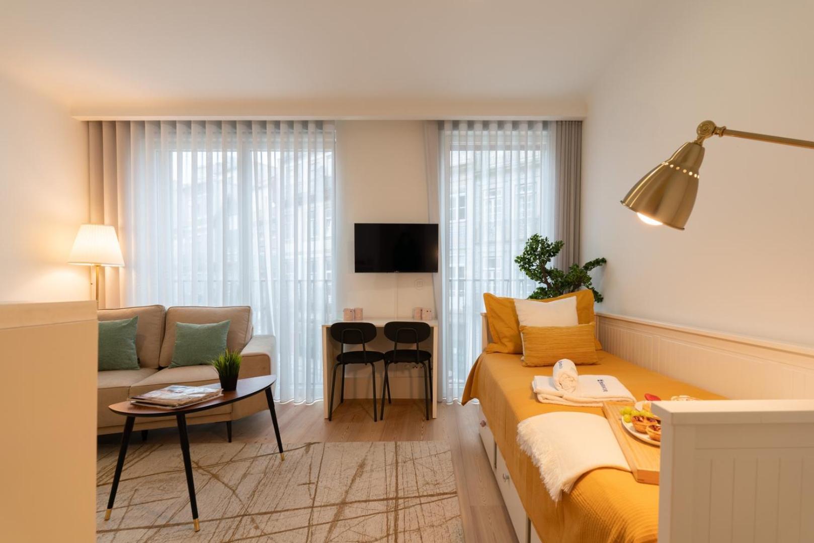 Hostwise - Stylish & Bright Apartment
