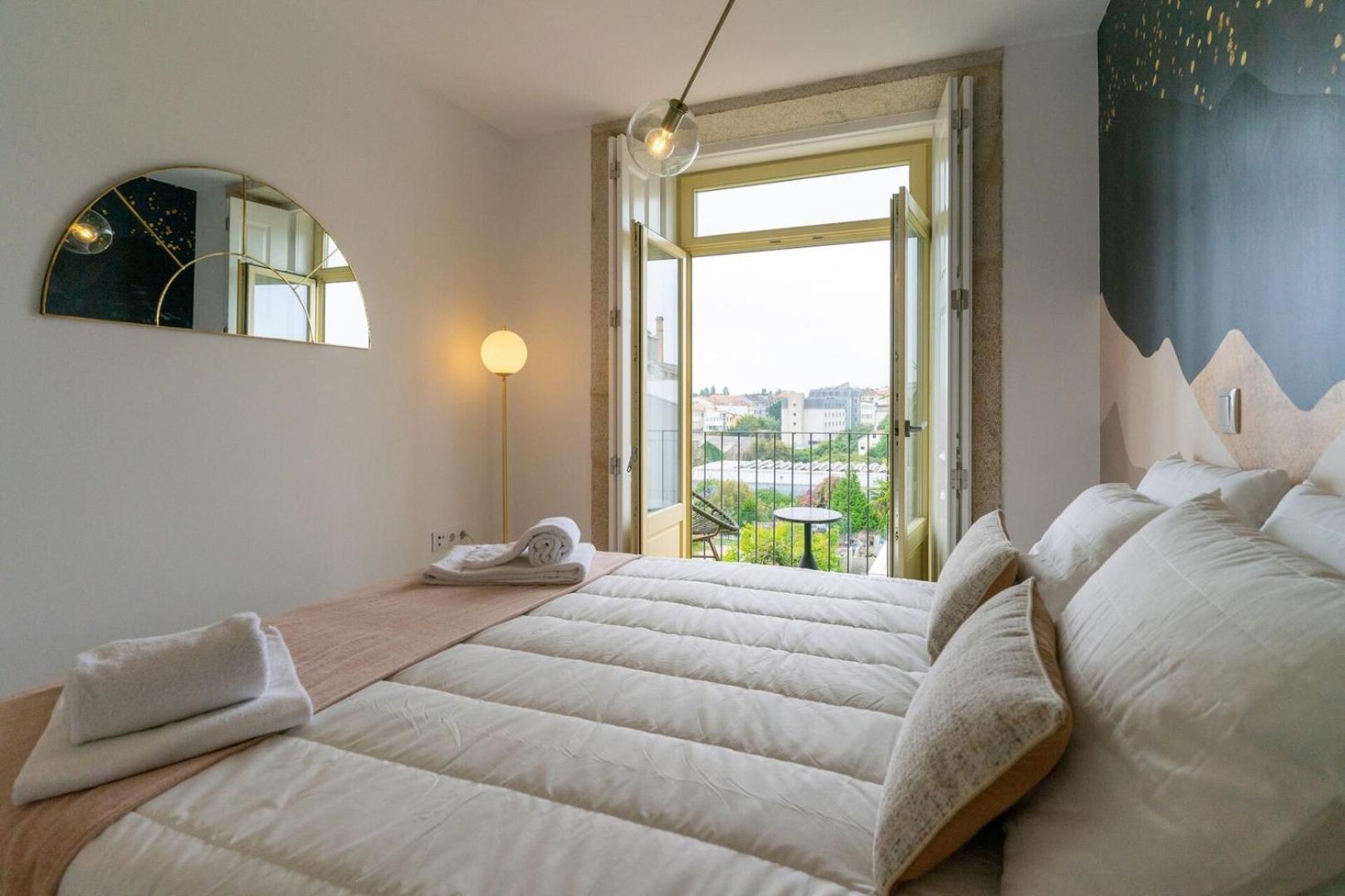Great Flat W. Balcony On Iconic Pedestrian Street Apartment *