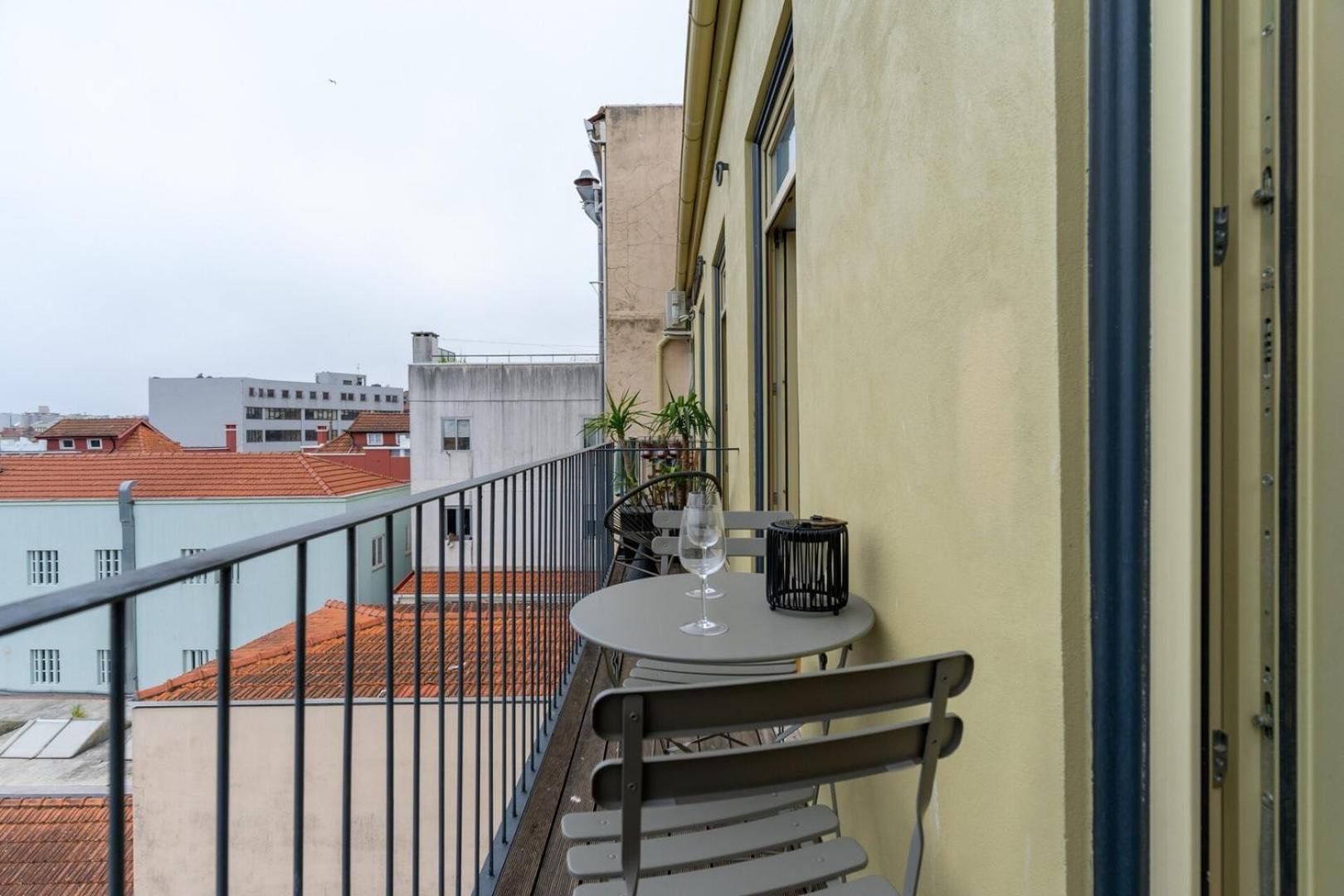 Great Flat W. Balcony On Iconic Pedestrian Street Apartment Porto