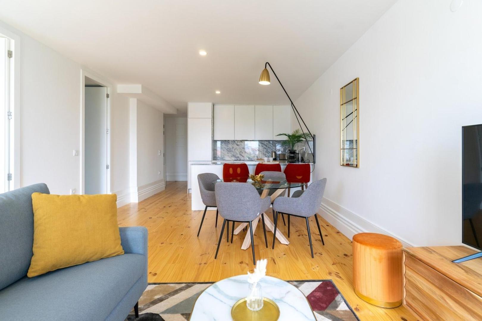 Great Flat W. Balcony On Iconic Pedestrian Street Apartment *