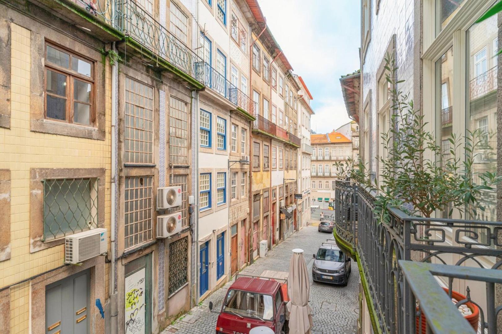 Loft With Great Balcony And Ac Close To Clerigos Porto