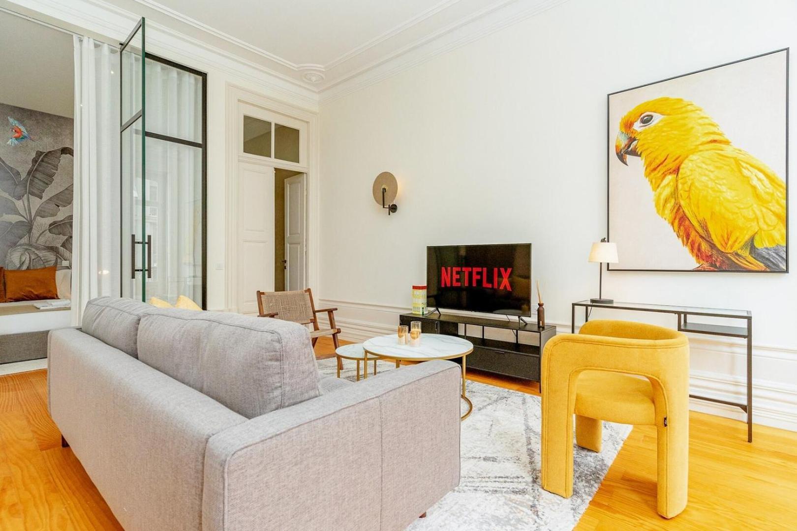 Loft With Balcony And A Gorgeous Classic Ceiling Porto