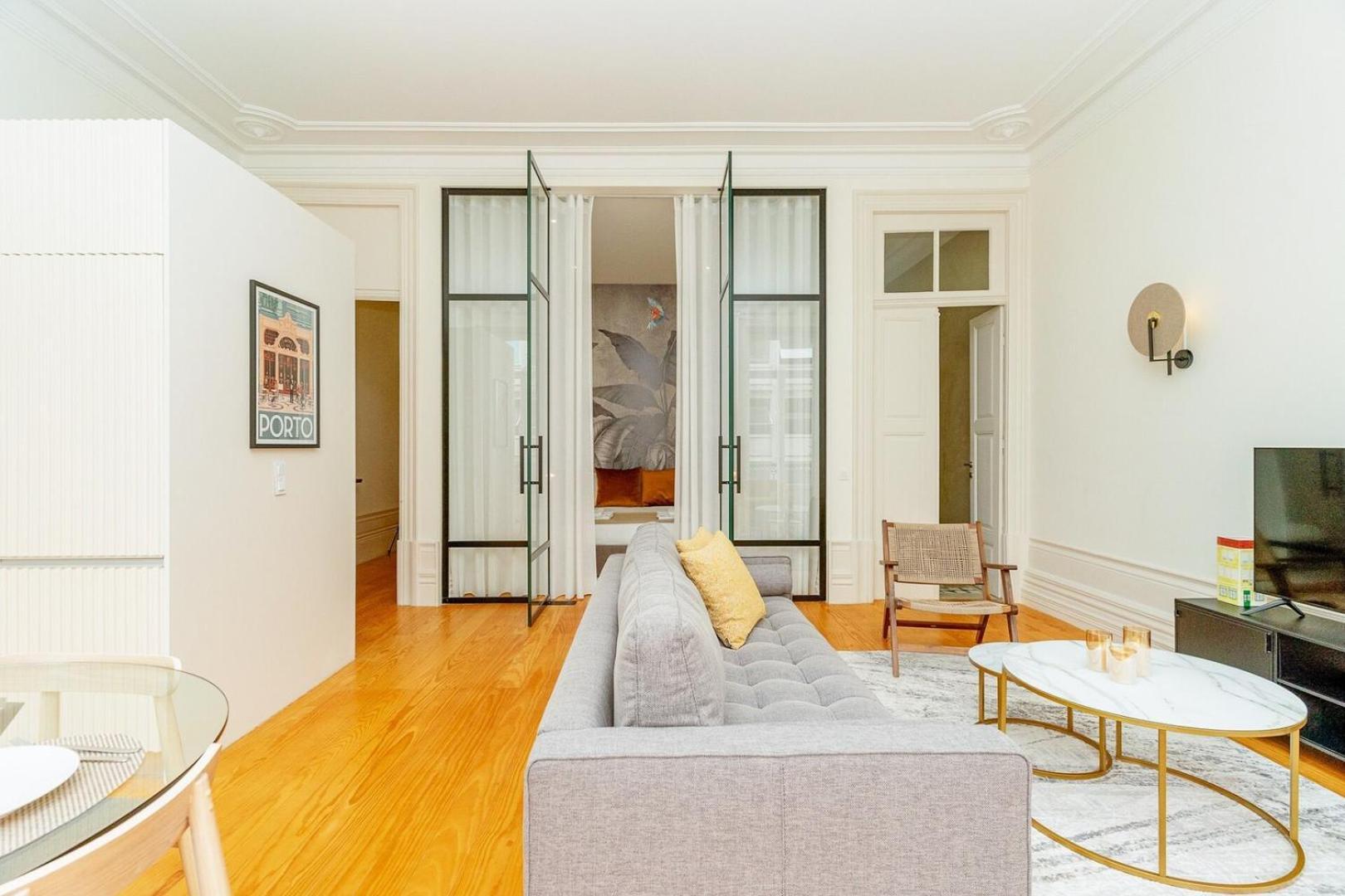 Loft With Balcony And A Gorgeous Classic Ceiling Apartment *