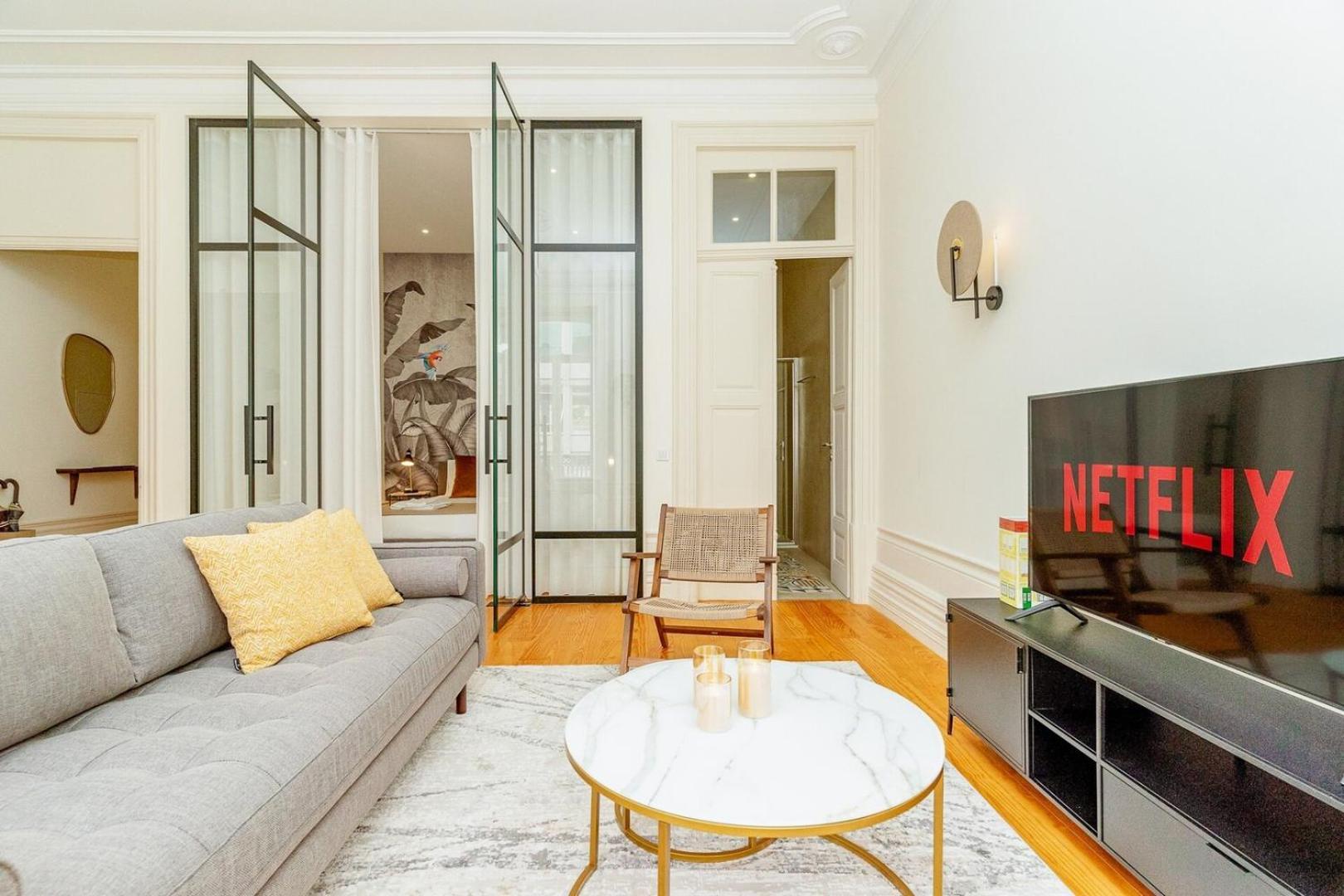 Apartment Loft With Balcony And A Gorgeous Classic Ceiling Porto