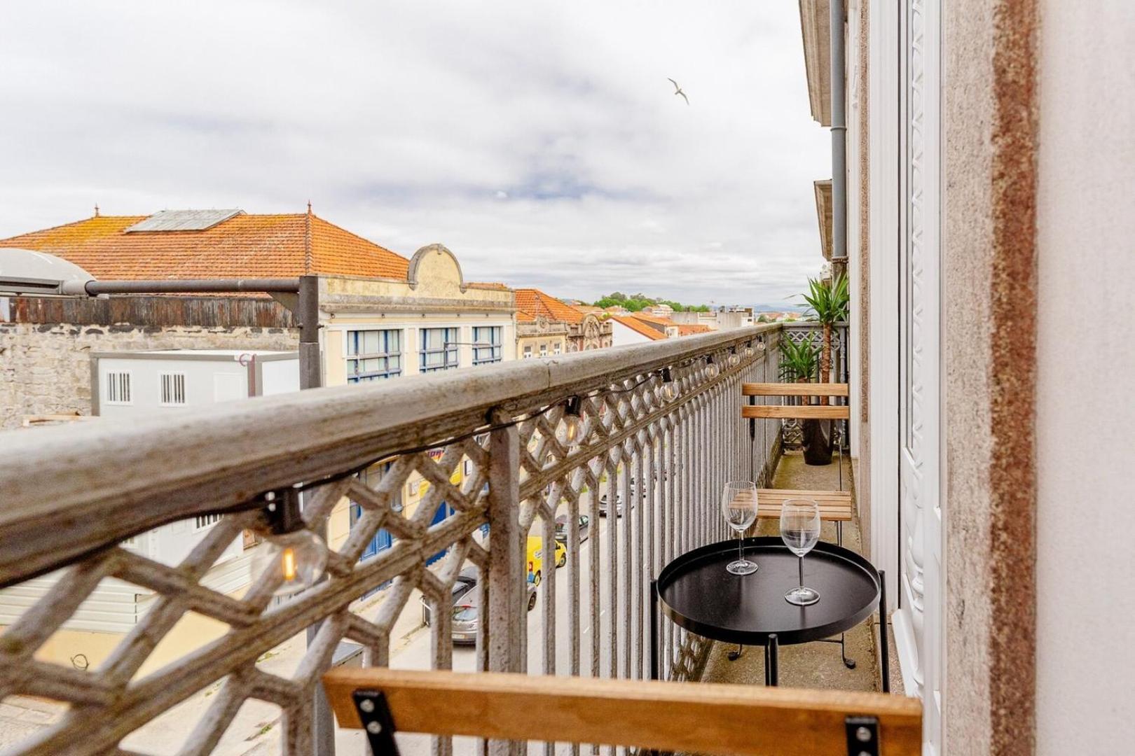 Apartment Loft With Balcony And A Gorgeous Classic Ceiling Porto