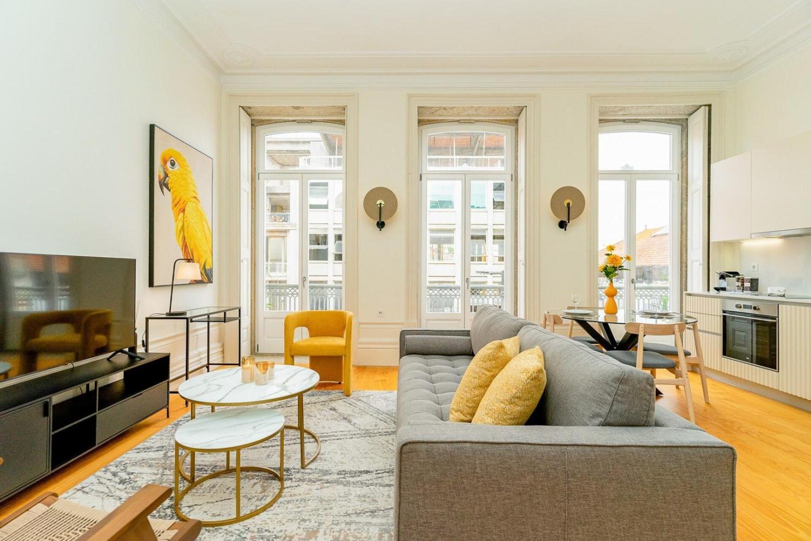 Loft With Balcony And A Gorgeous Classic Ceiling * Porto