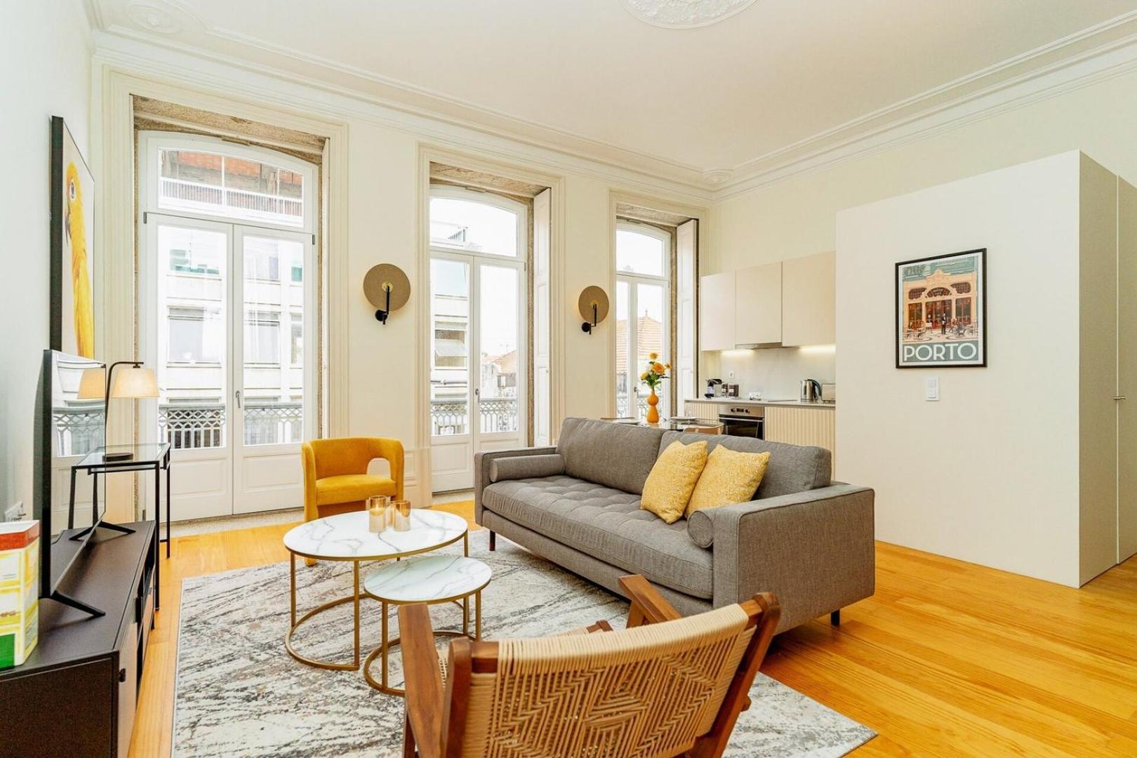 Loft With Balcony And A Gorgeous Classic Ceiling
