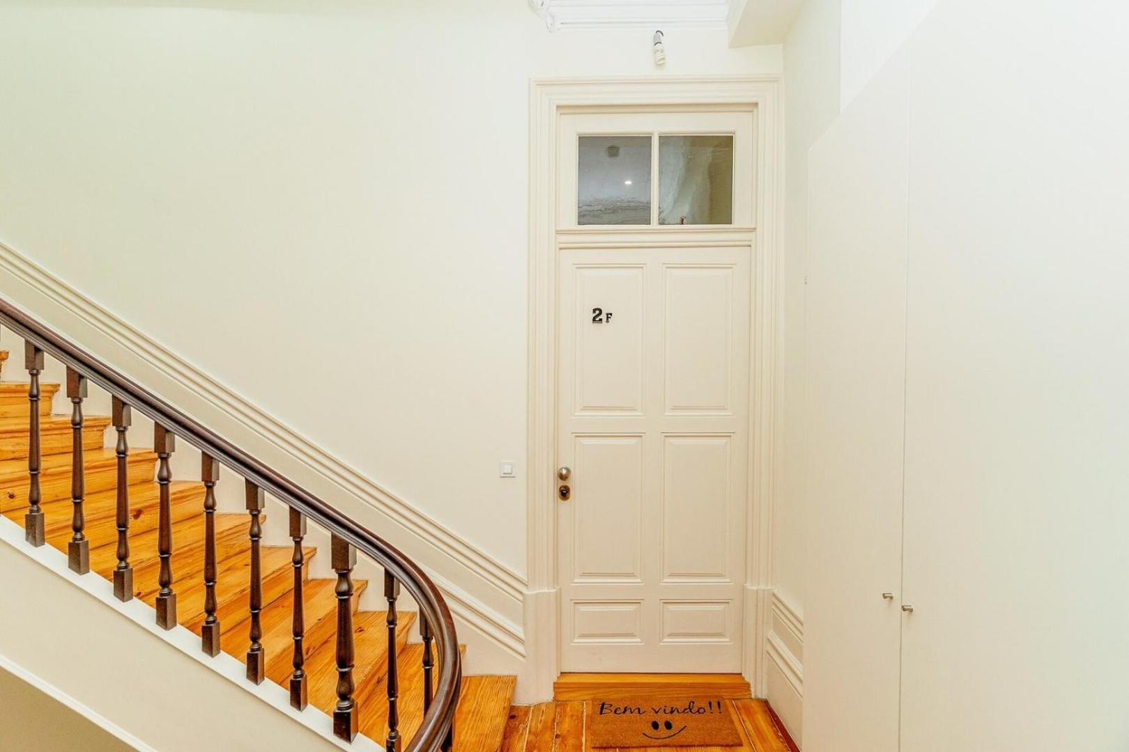 Loft With Balcony And A Gorgeous Classic Ceiling Apartment Porto