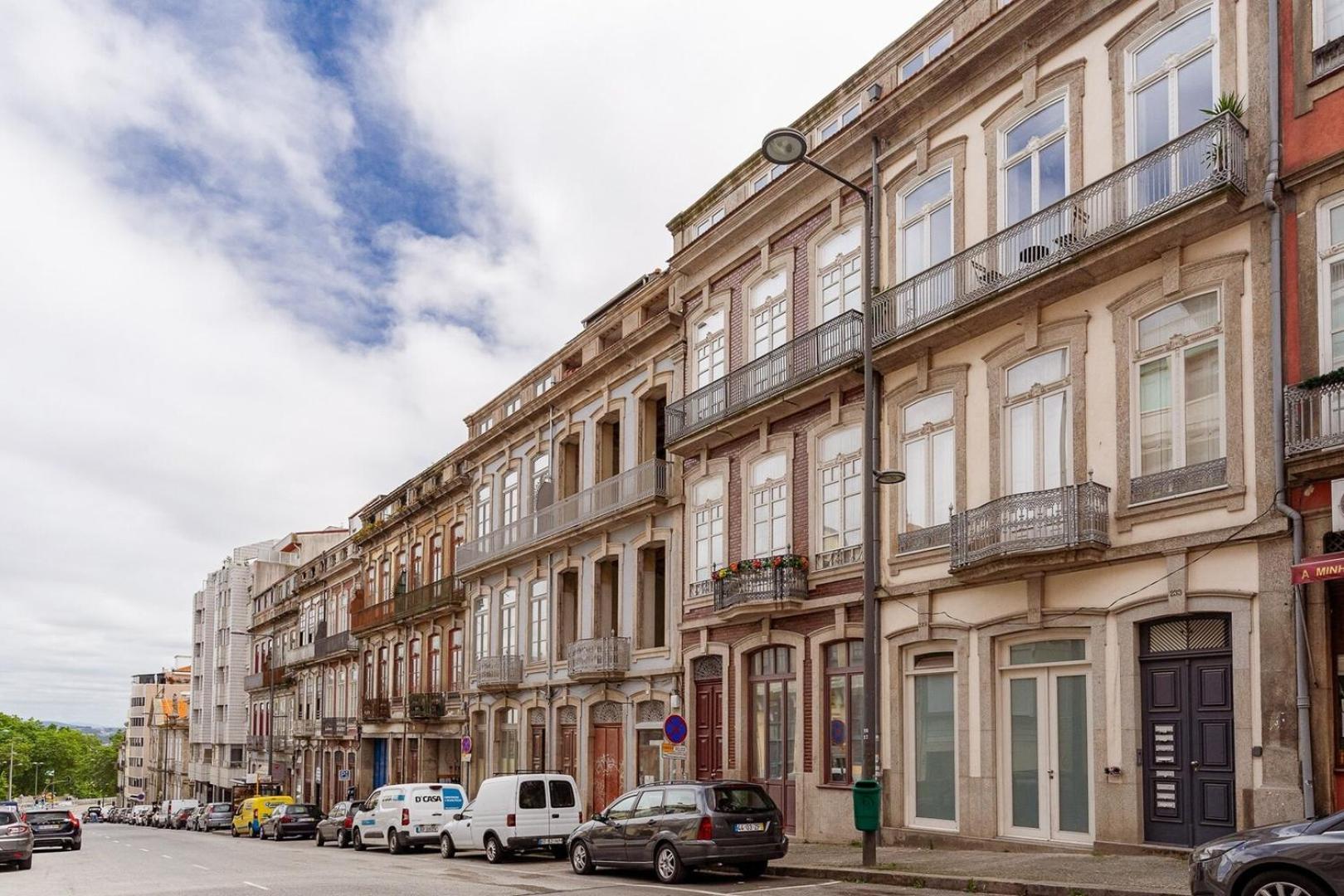Loft With Balcony And A Gorgeous Classic Ceiling * Porto