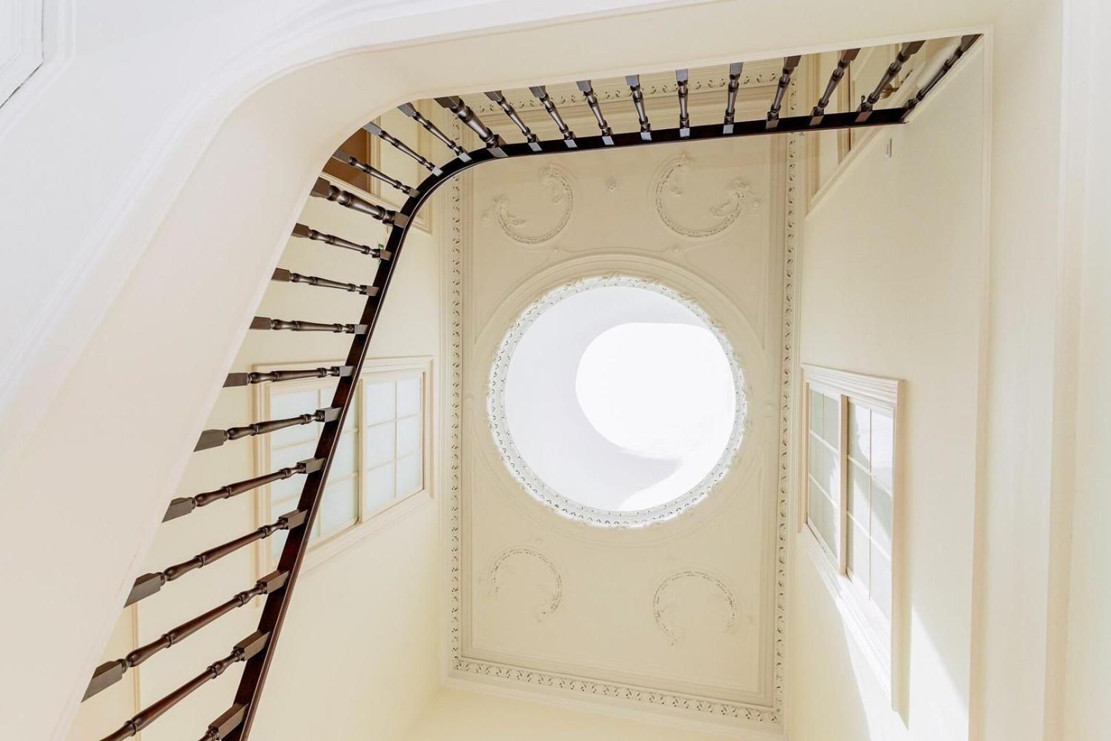 Loft With Balcony And A Gorgeous Classic Ceiling Apartment Porto