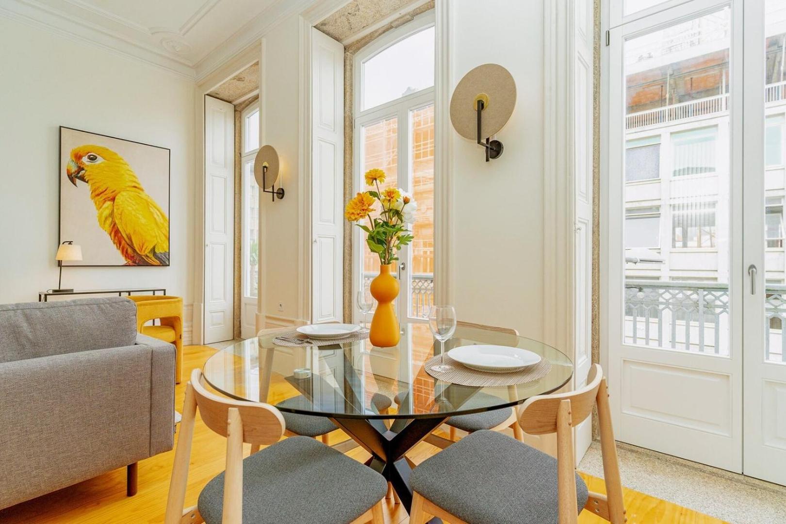 Apartment Loft With Balcony And A Gorgeous Classic Ceiling *