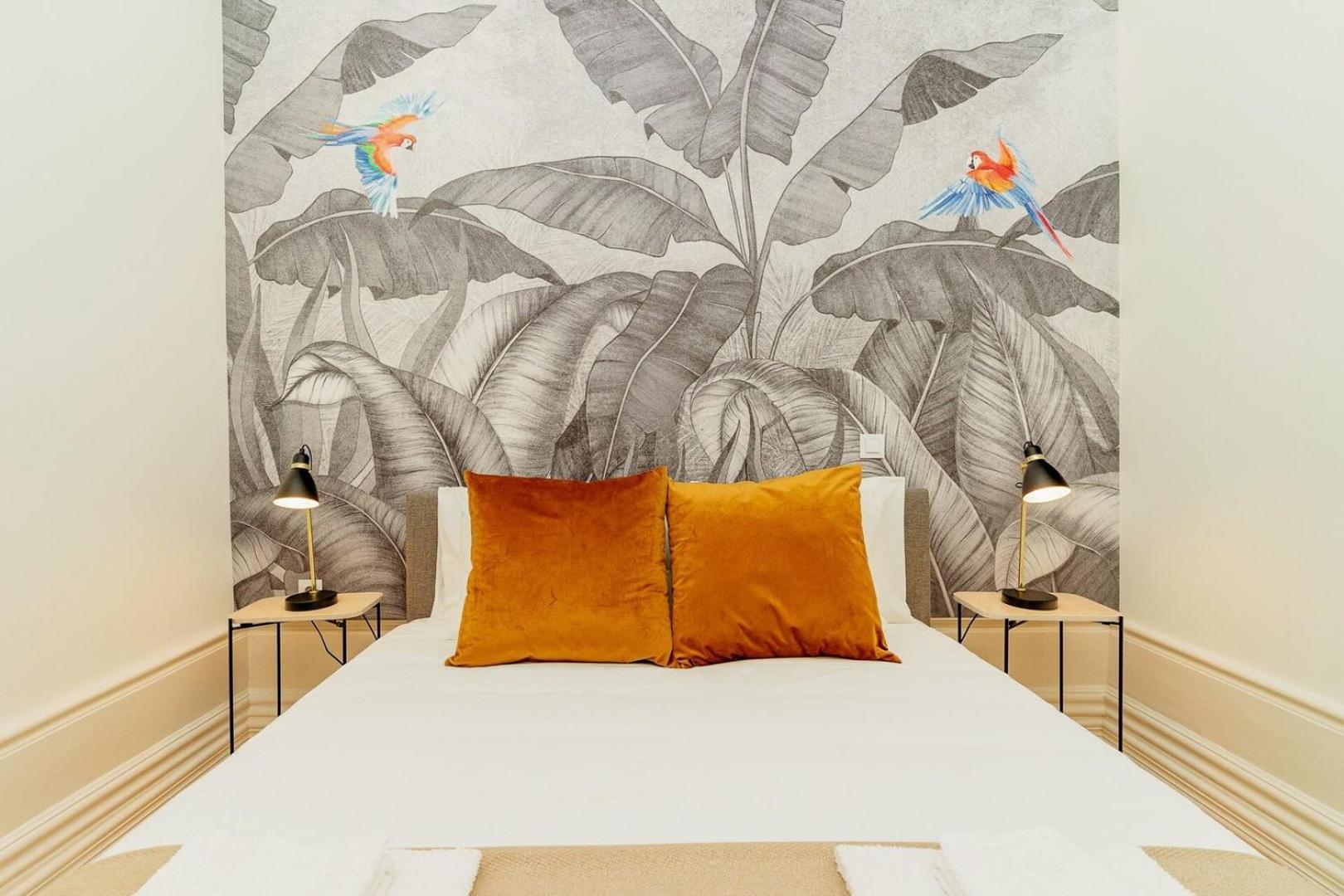 Loft With Balcony And A Gorgeous Classic Ceiling Apartment Porto