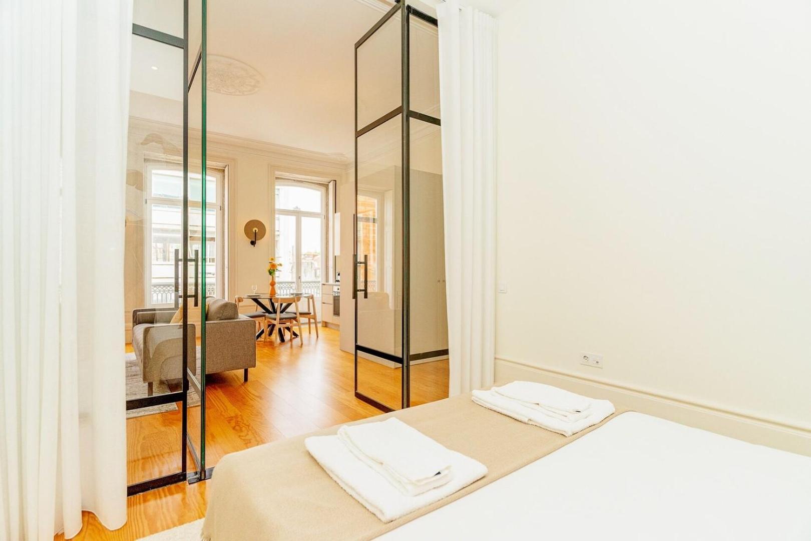 Loft With Balcony And A Gorgeous Classic Ceiling Porto