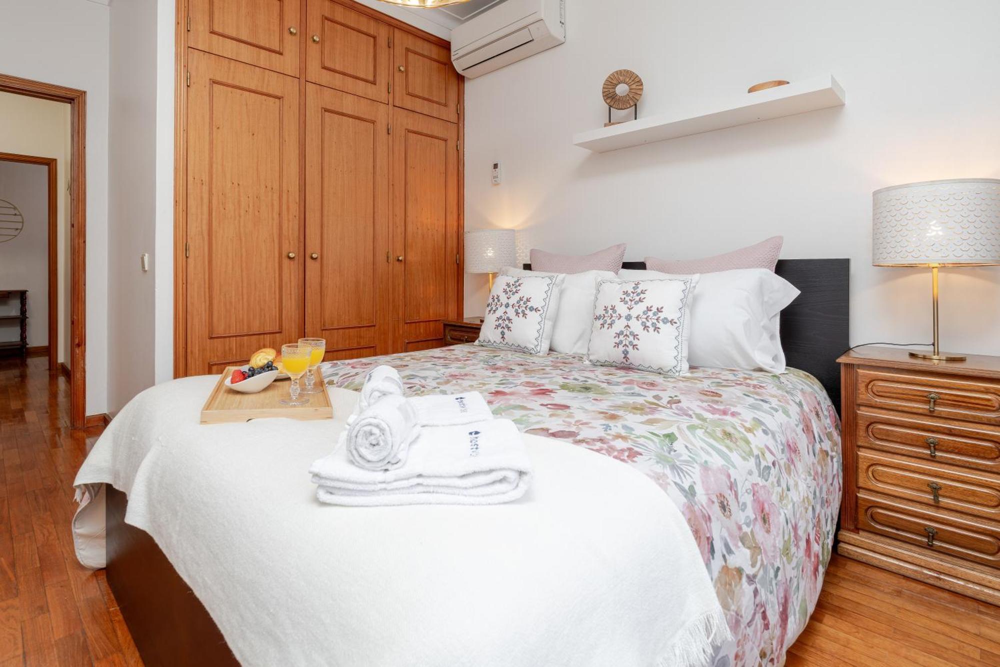 Host Wise - Rustic Bright Flat - Centre *