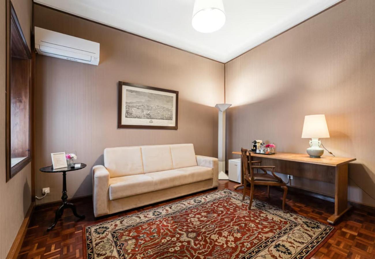 Guest house Office Suits In Flores By D&s Porto