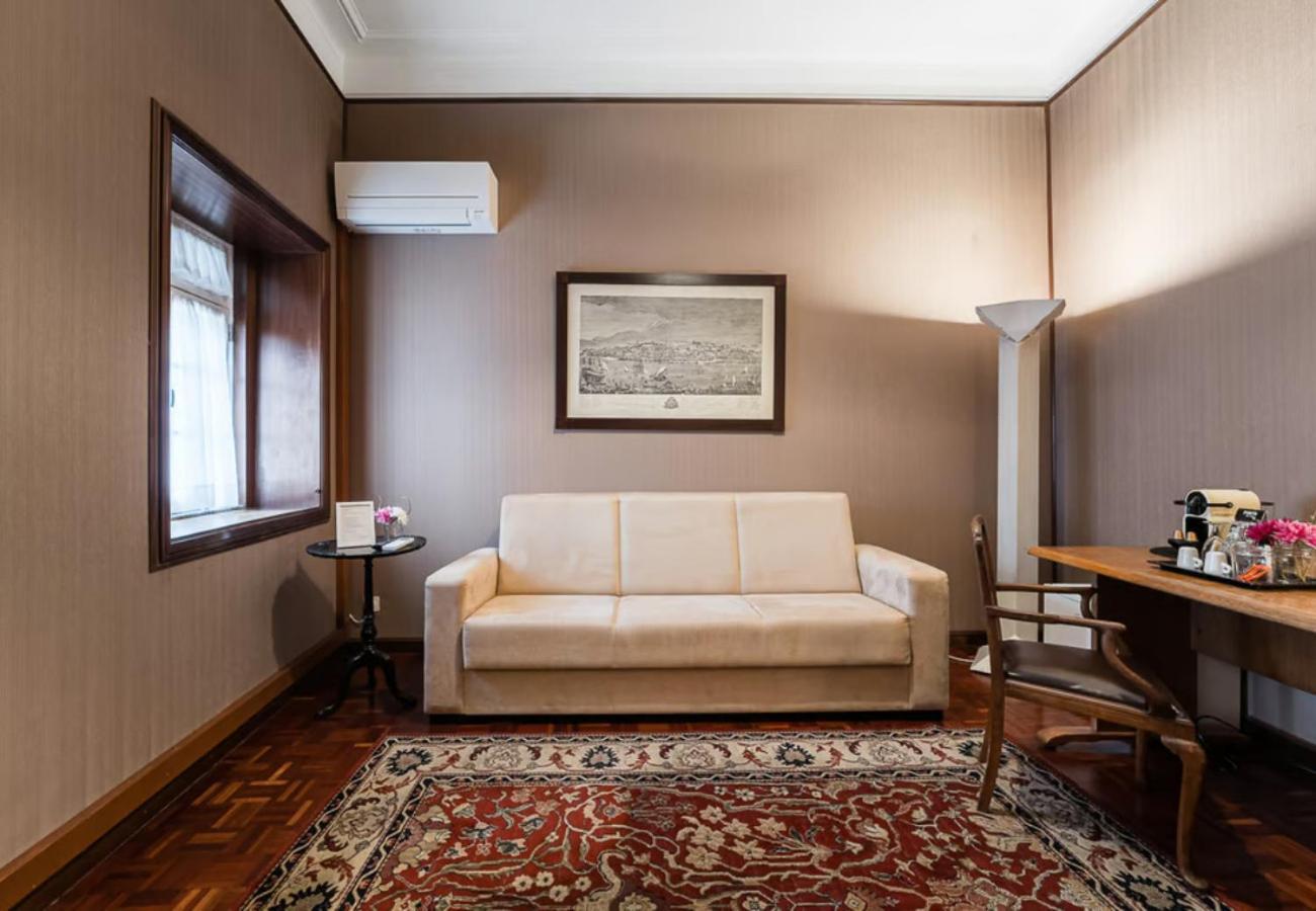 Office Suits In Flores By D&s Guest house Porto