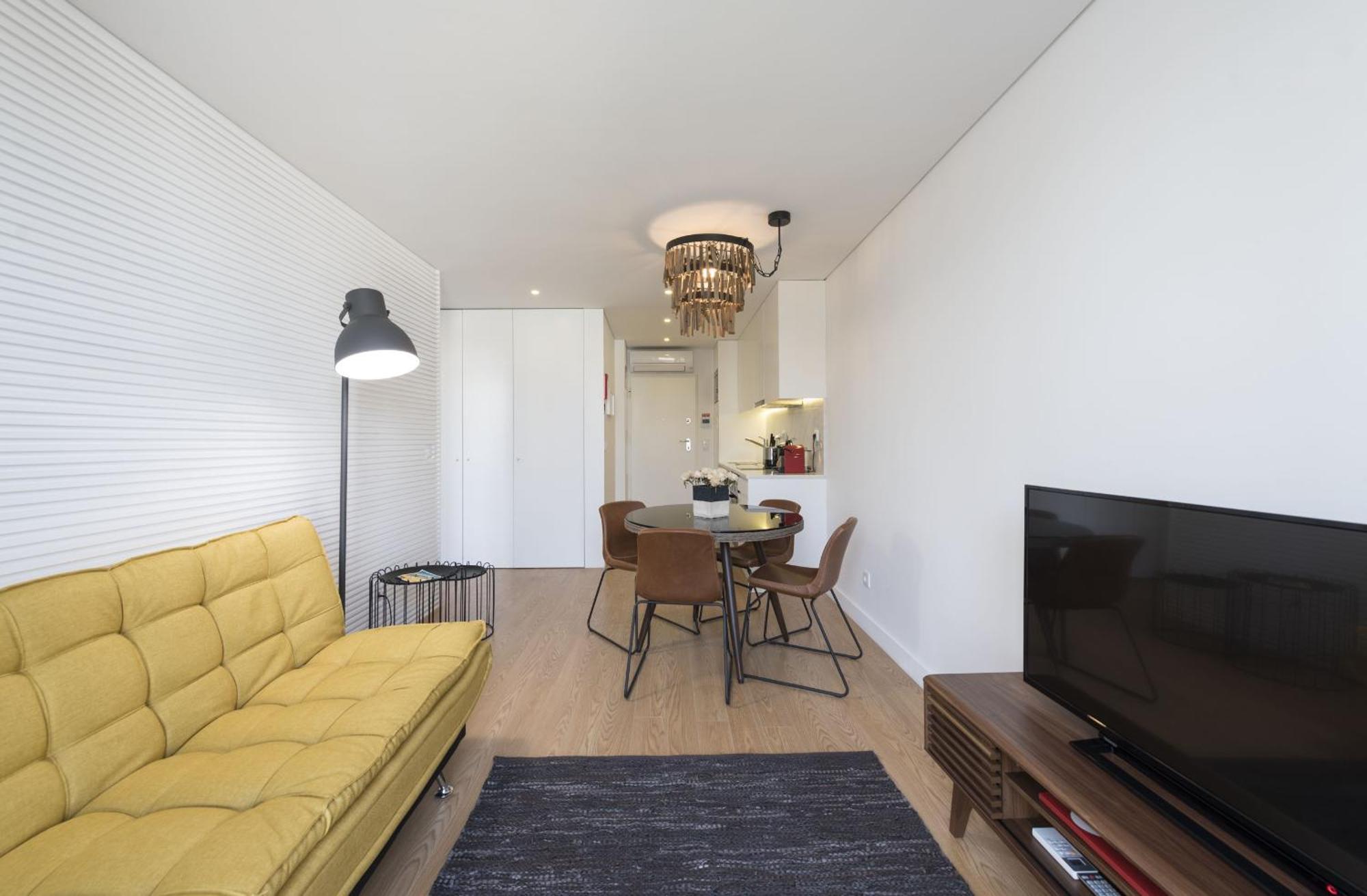 Apartment Downtown Bright With Balcony By Vacationy