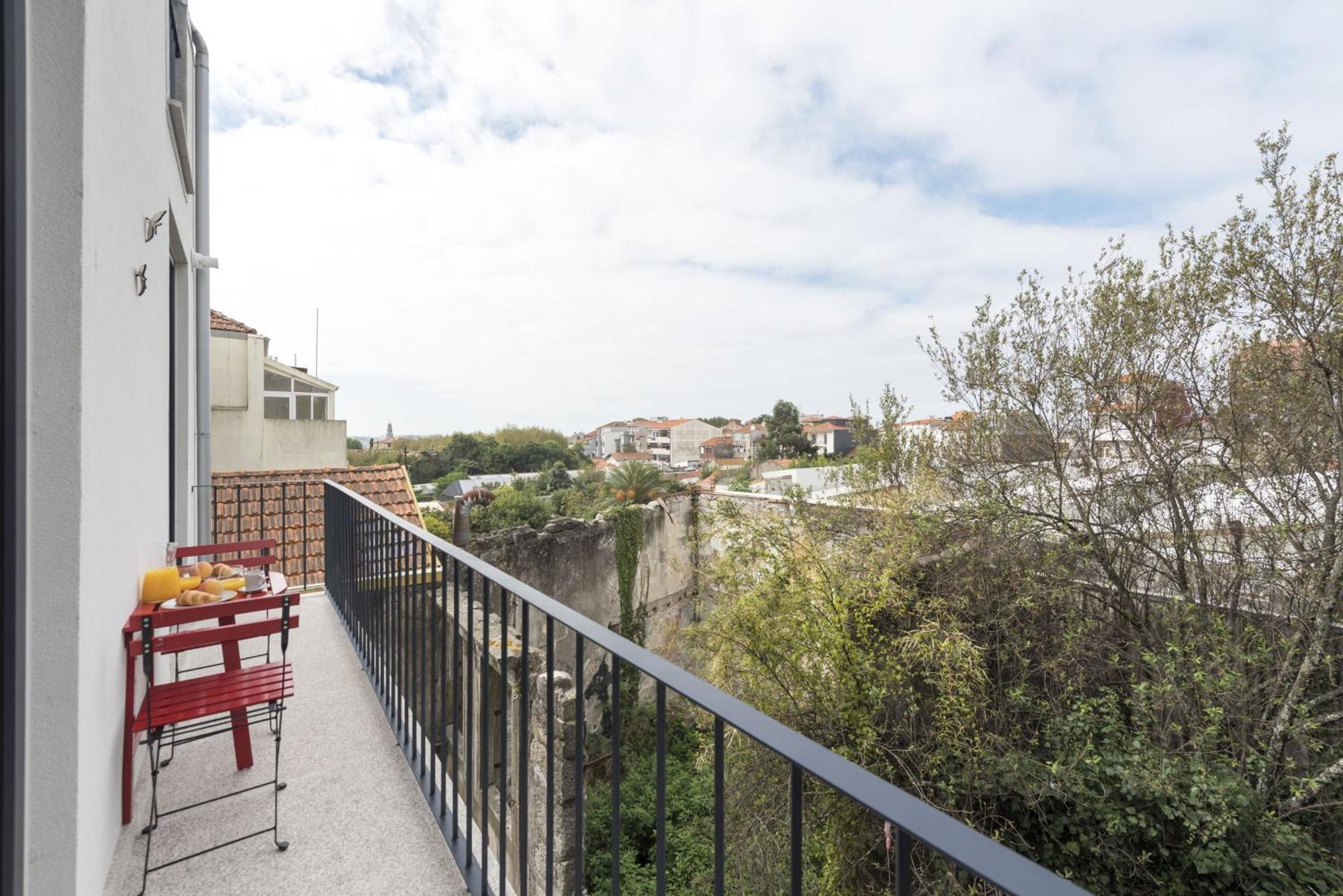 Apartment Downtown Bright With Balcony By Vacationy Porto