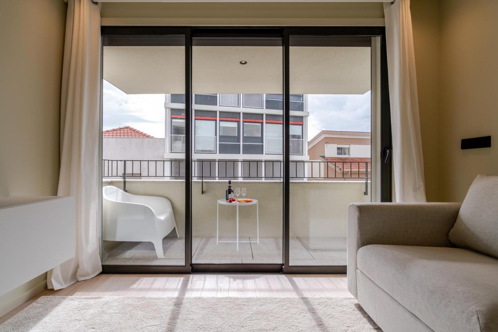 Hostwise - Stylish Flat With Terrace & Garage Apartment