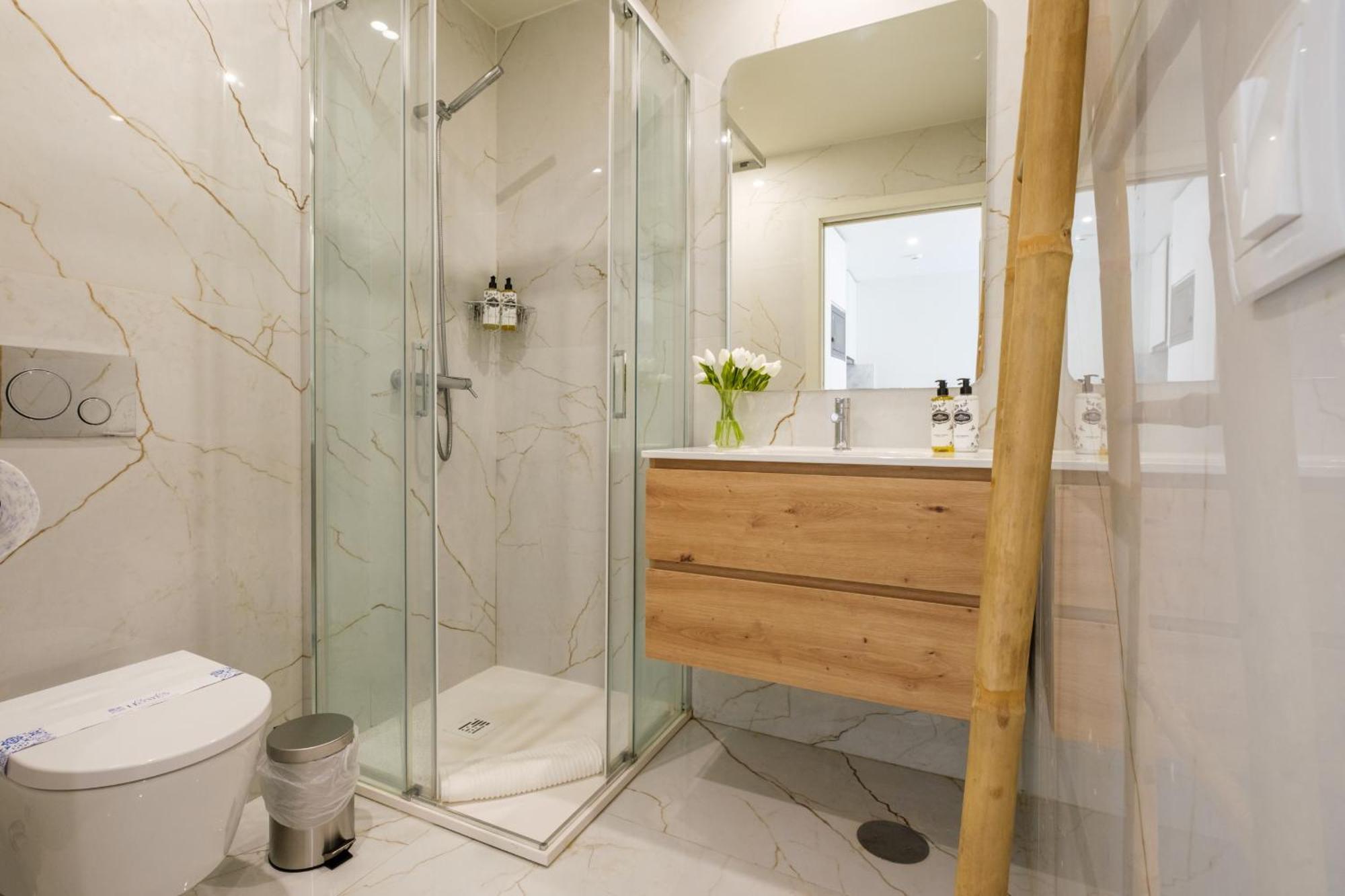 Luxury Style 7 With Ac Downtown Near Metro Apartment