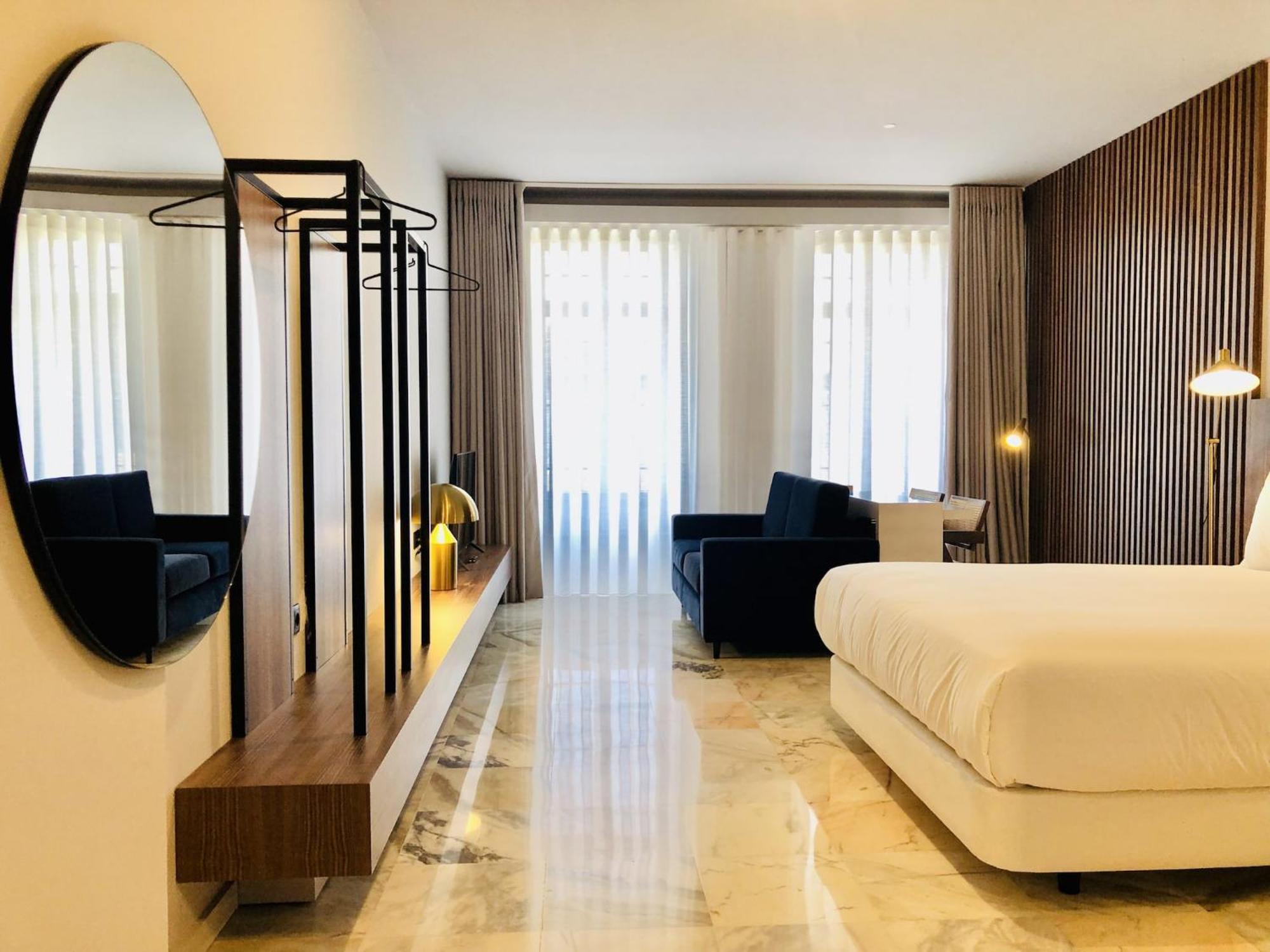 Bright And Spacious In Apartment *