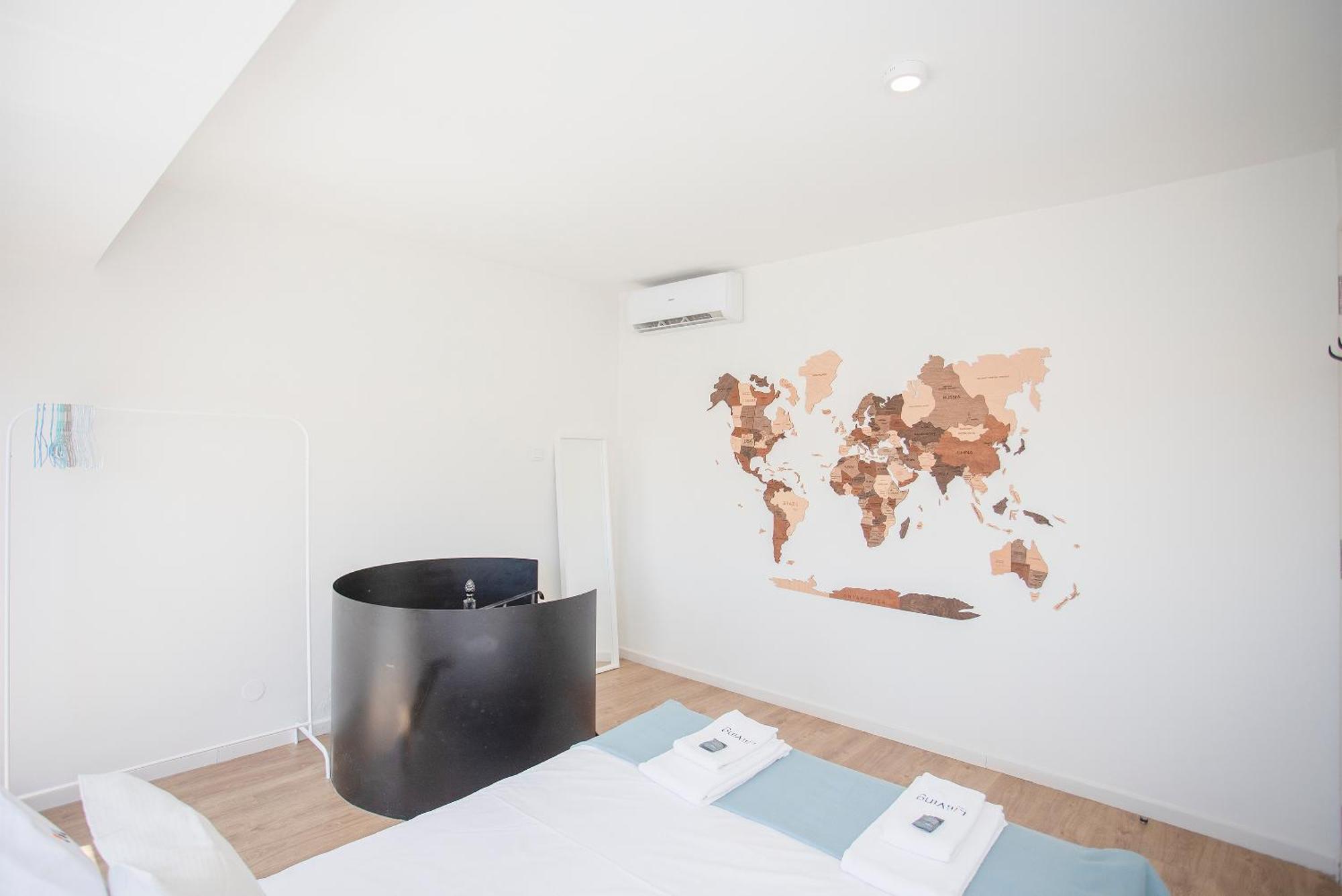 Liiiving In - Downtown Balcony Apartment *