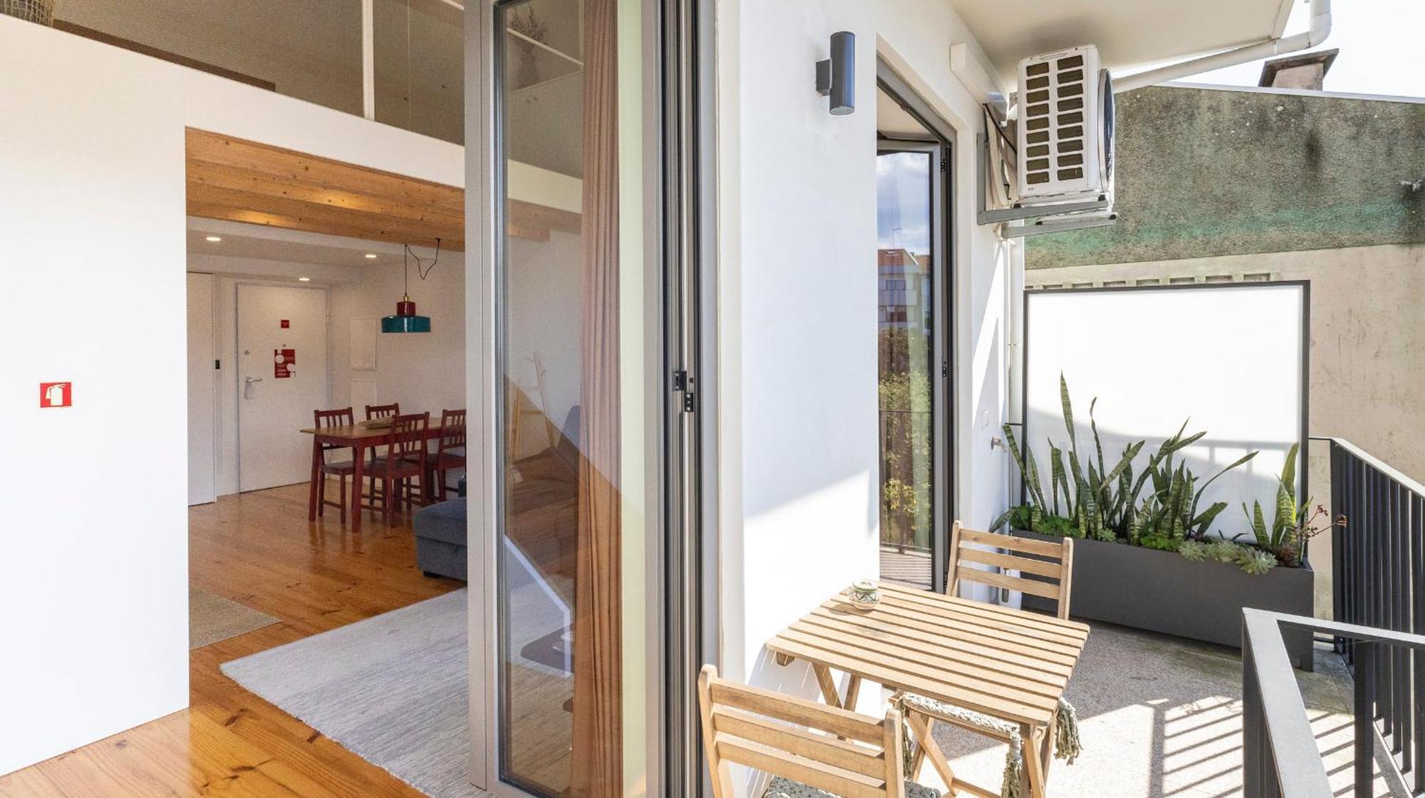 Stylish Duplex With Balcony In By Lovelystay Porto