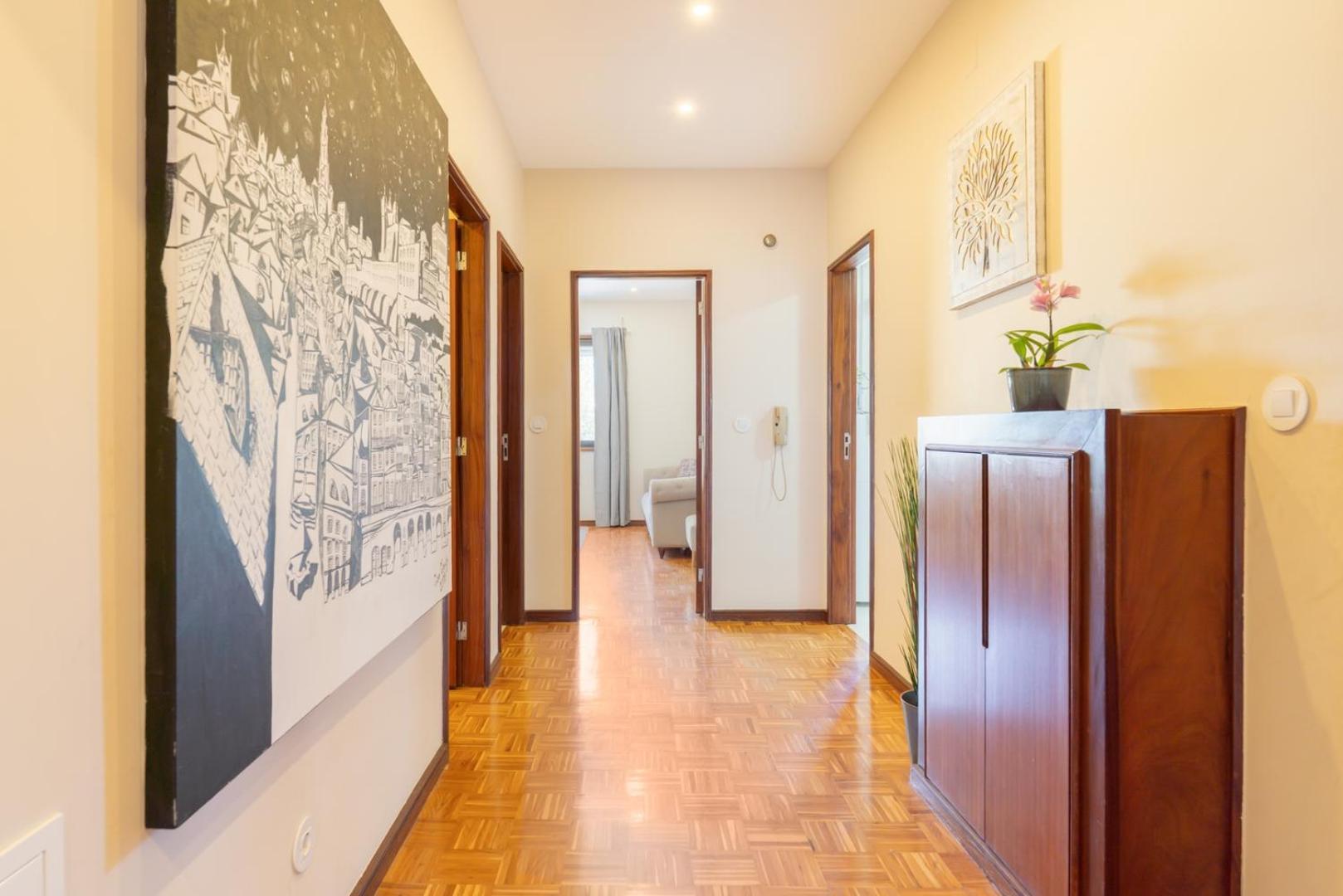 Hostwise - Bright & Spacious Flat Porto