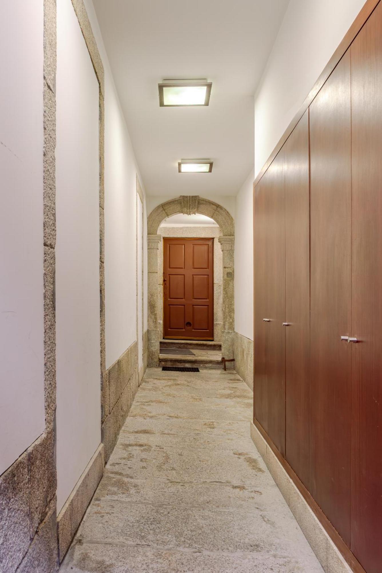 Hostwise - Stylish Flat With Balcony