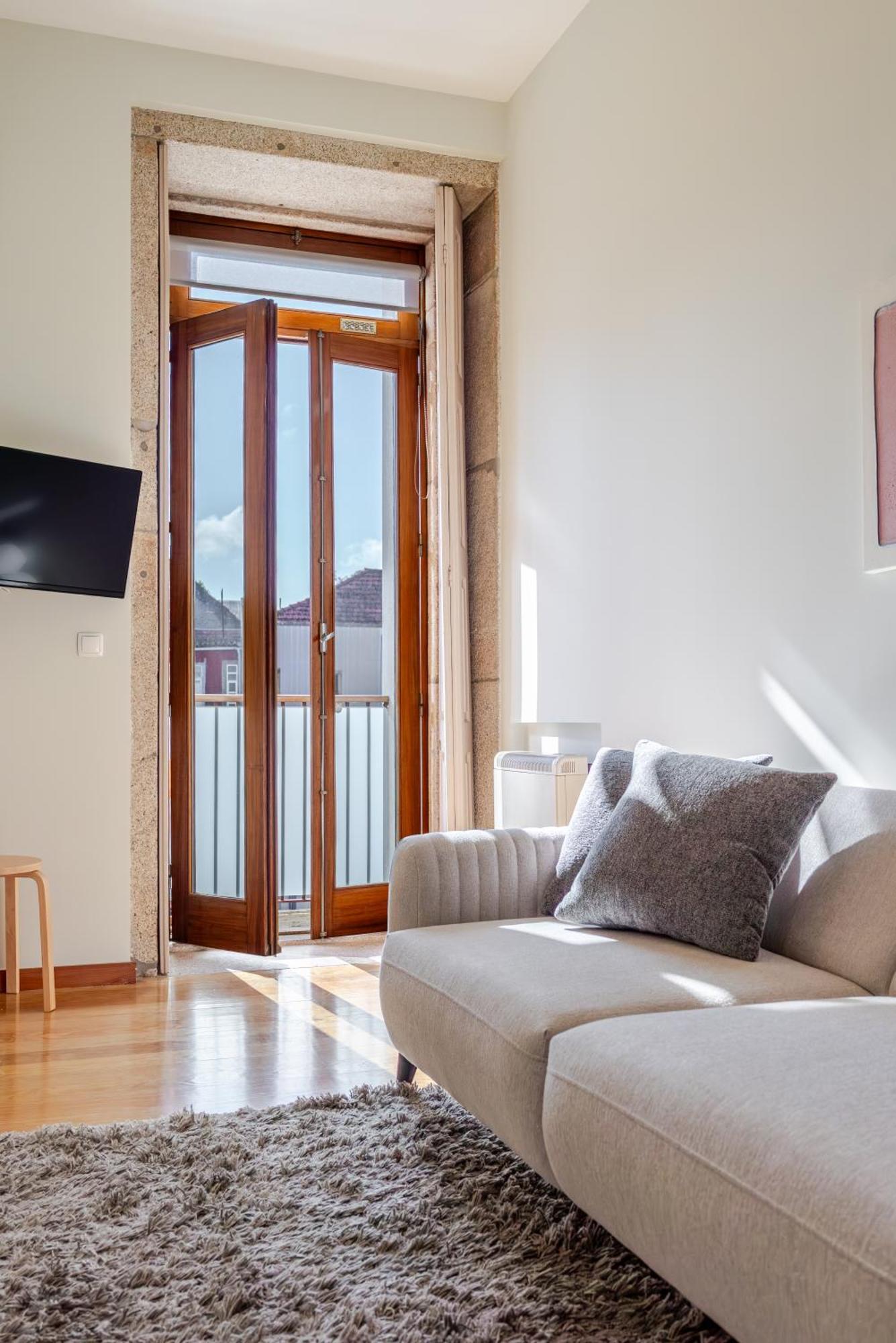 Hostwise - Stylish Flat With Balcony *