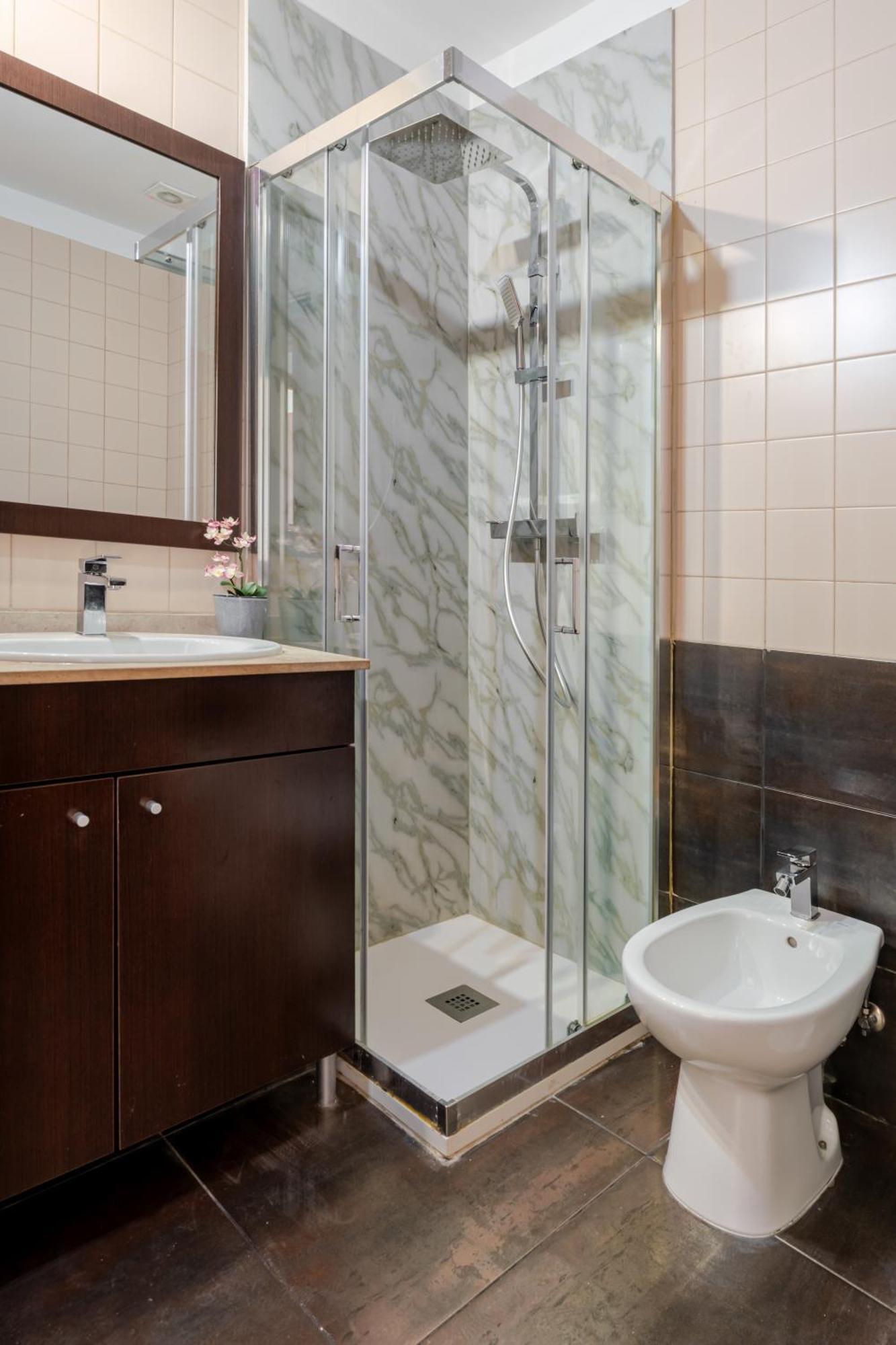 Apartment Hostwise - Stylish Flat With Balcony