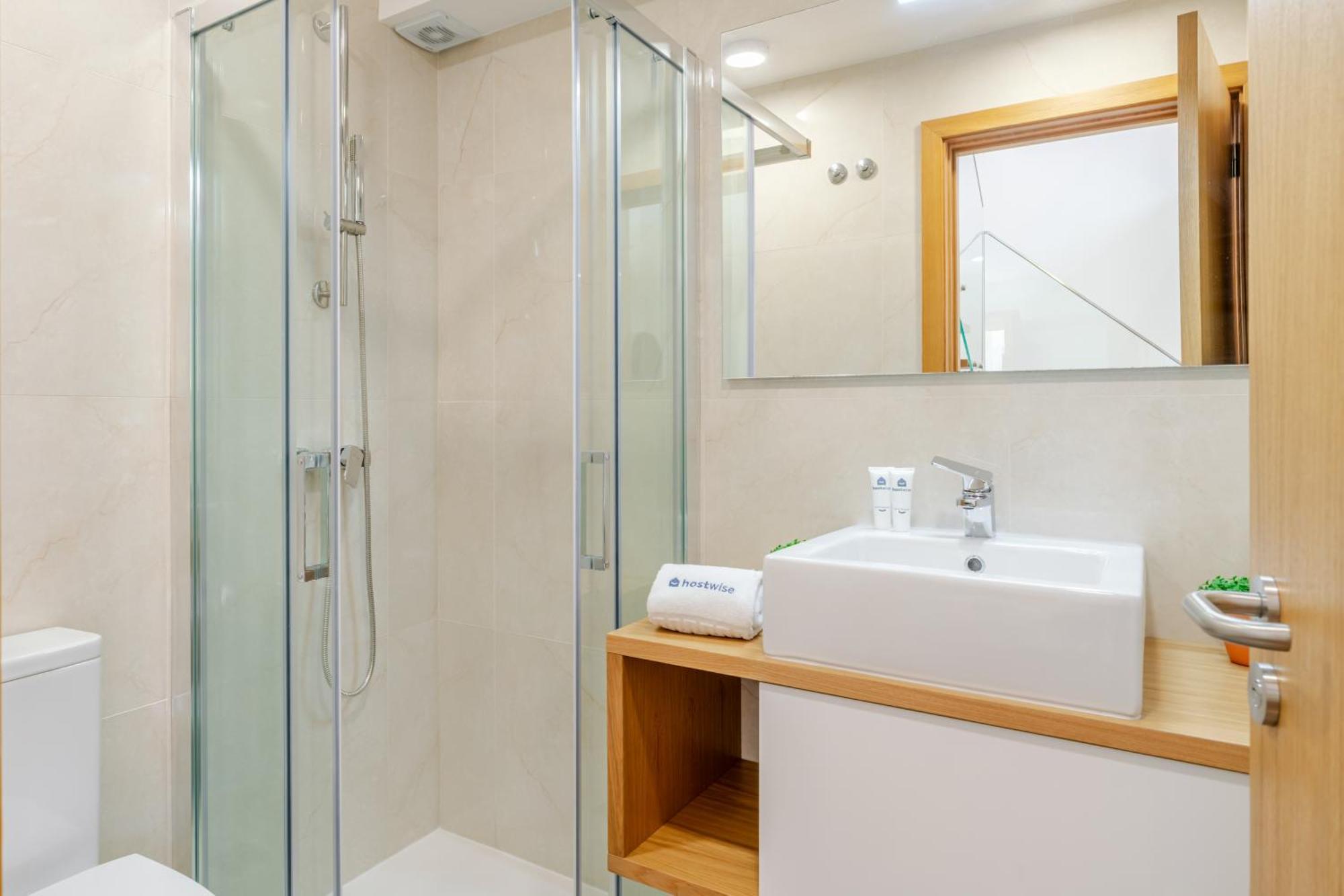 Apartamento Host Wise Stylish With Garage *