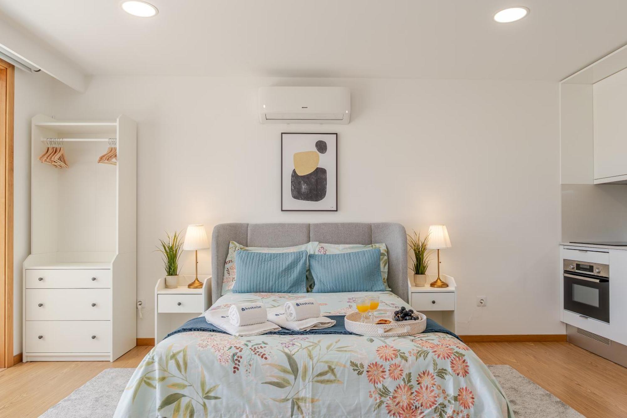 Host Wise Stylish With Garage Porto