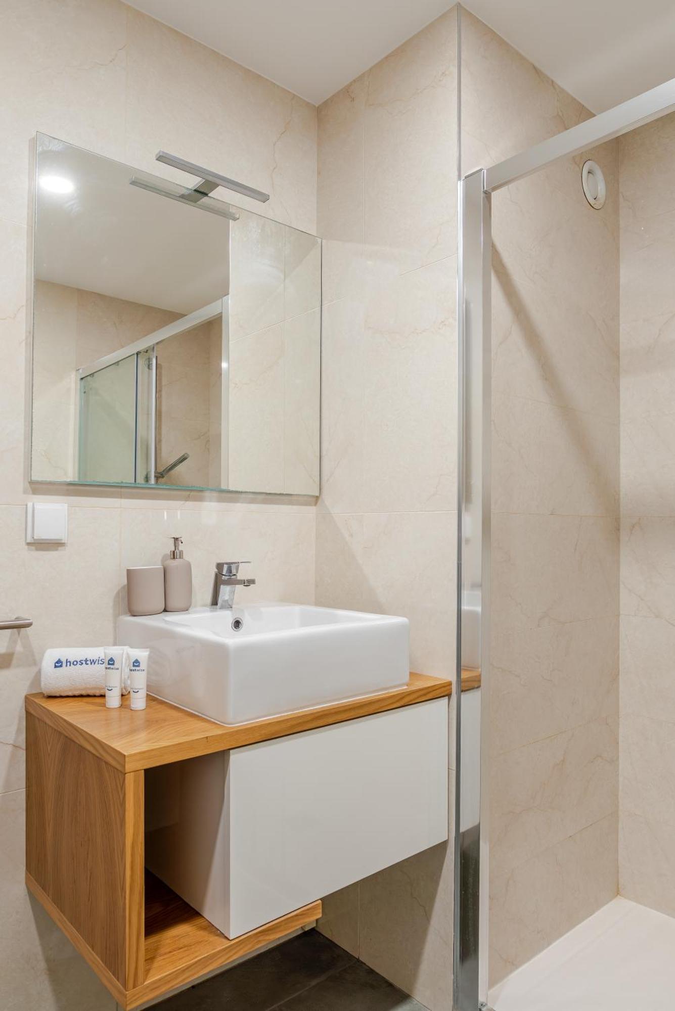 Apartamento Host Wise Stylish With Garage