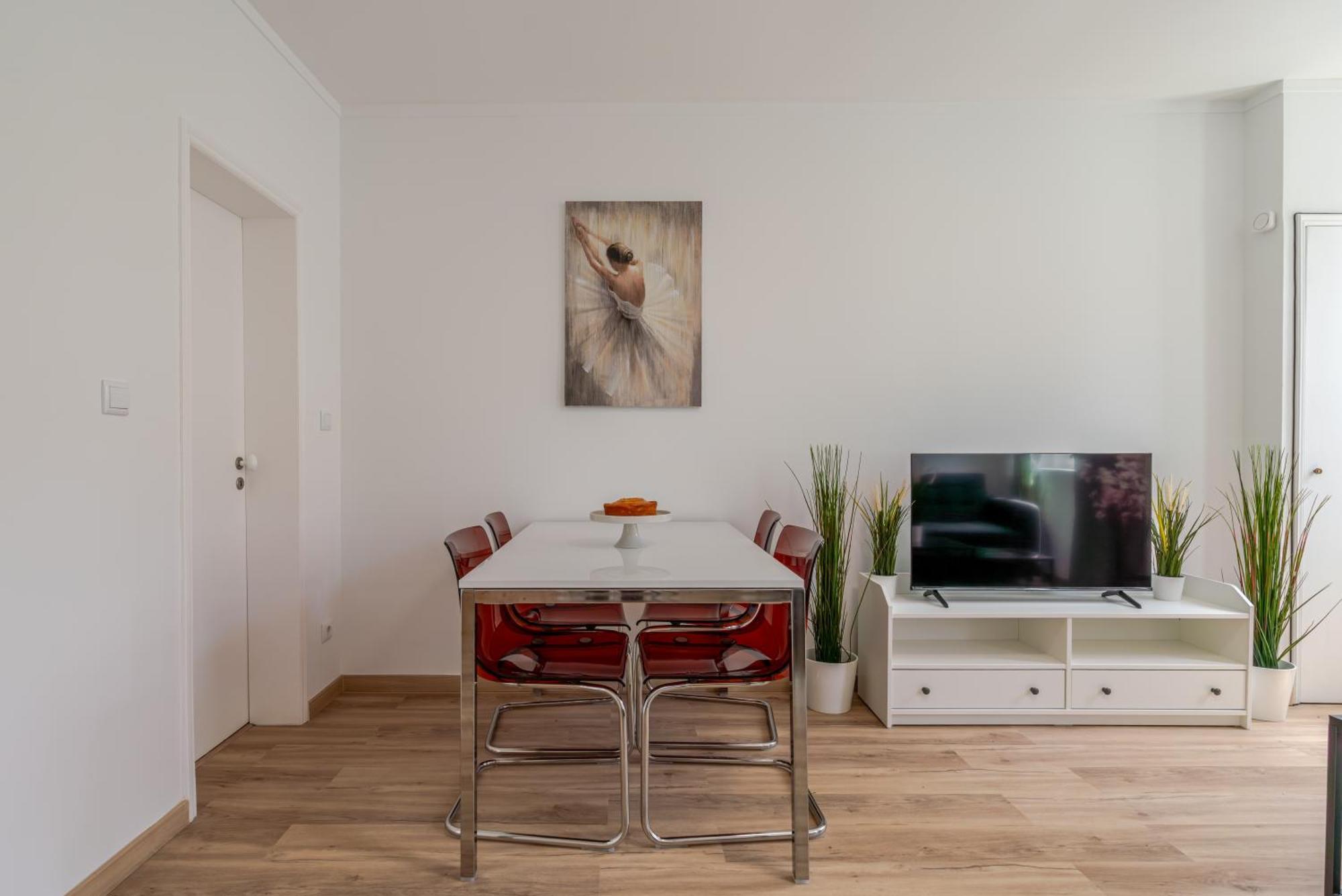 Ferienhaus Hostwise - Traditional House With Terrace