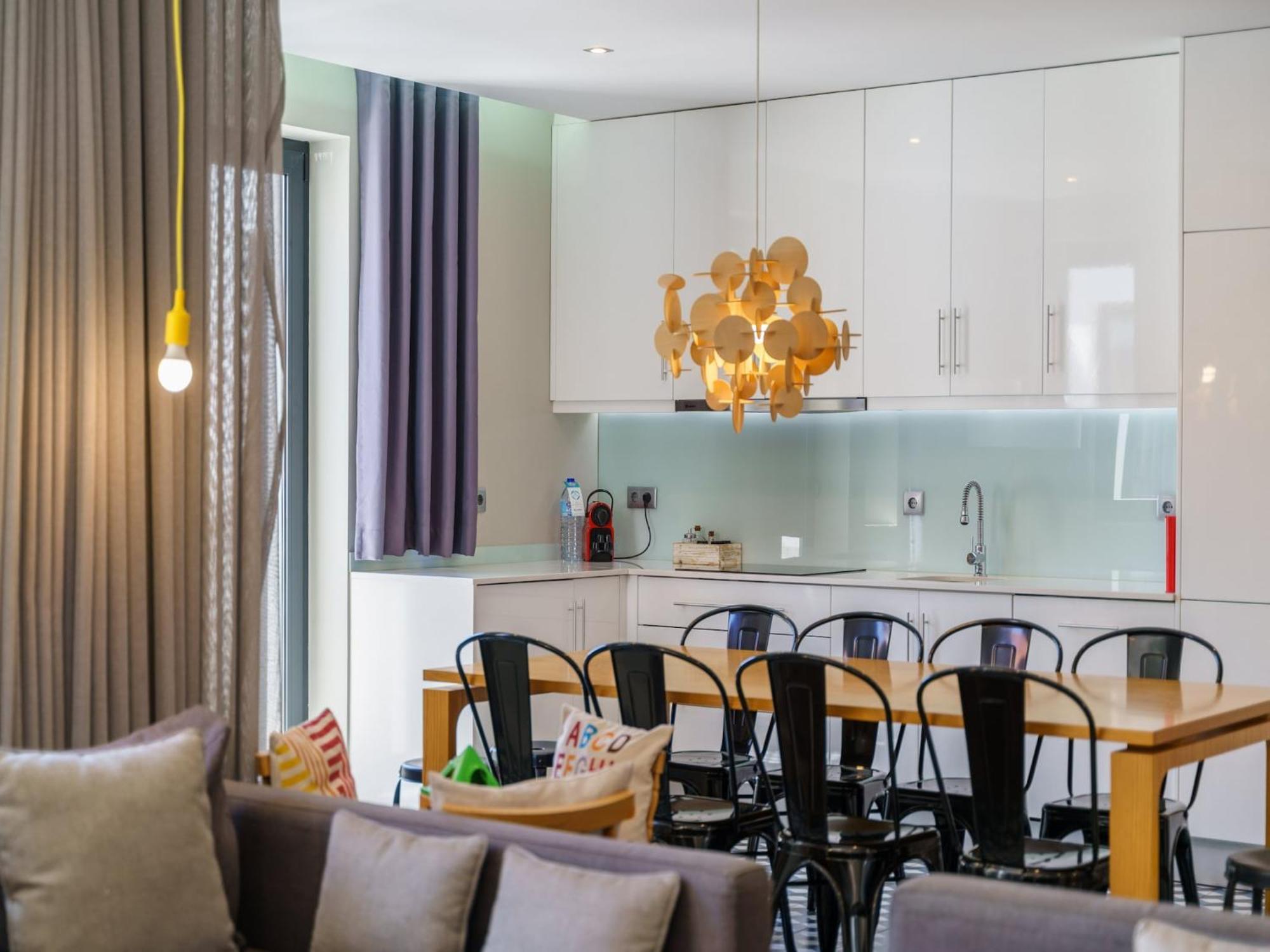 Elegant For 12 Guests In Apartamento Porto