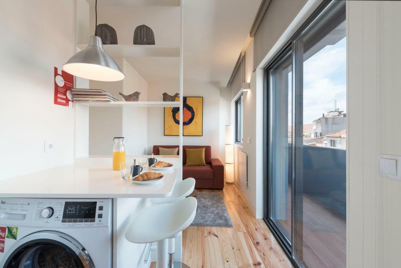 Lovelystay - Gorgeous Modern Flat W/ Balcony Apartment