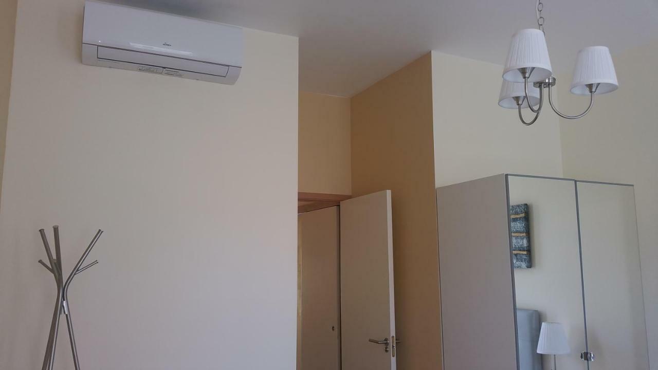Apartment Downtown With Parking Next To Subway *