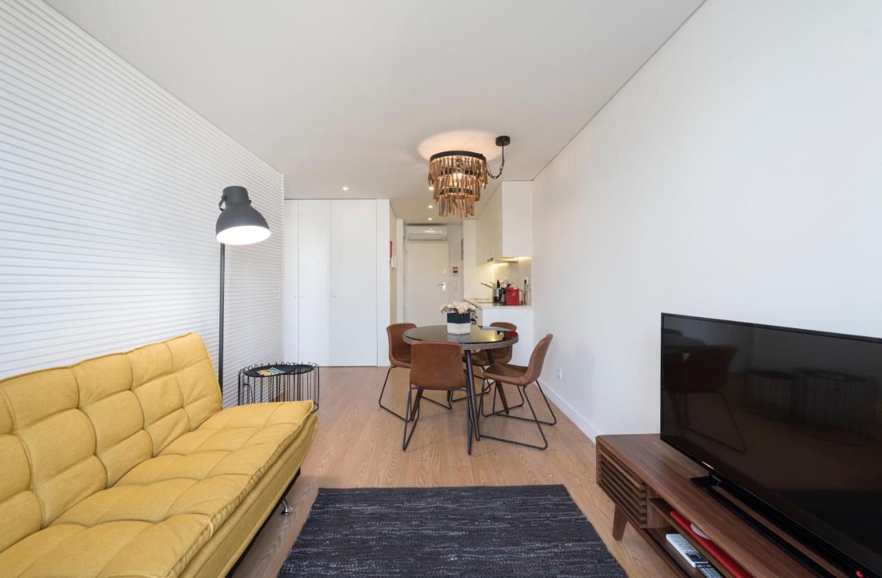 Lovelystay - Flat W/ Ac & Balcony